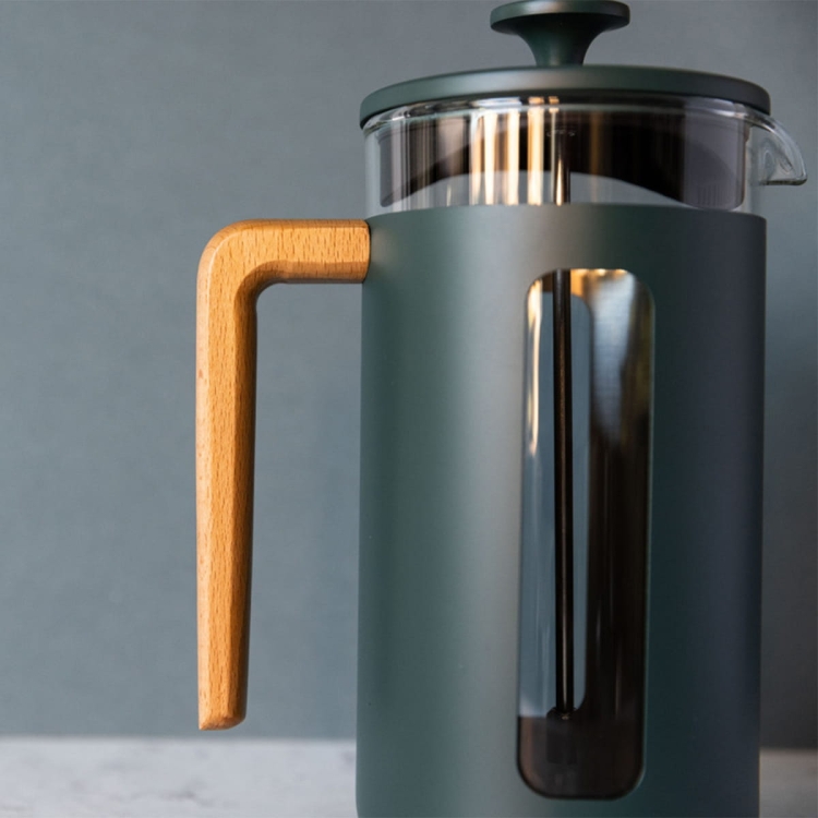 La Cafetière Pisa – widok z boku, detal drewnianego uchwytu