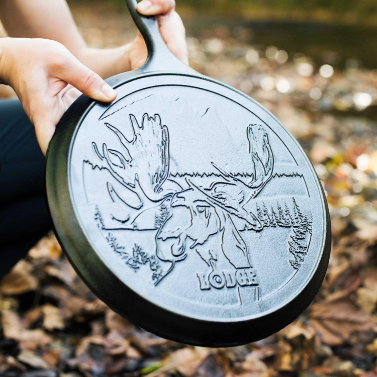Patelnia żeliwna do naleśników o średnicy 26 cm z wizerunkiem łosia z porożem na dnie naczynia