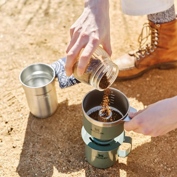 Stanley kubek z uchem Legendary Classic Camp Mug Hammertone Green, zestaw  z drippem do kawy.