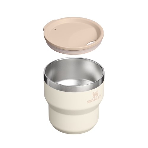 Kubek termiczny Stanley Stay Hot Cup Cream 0,29 L, zbliżenie na korpus i logo
